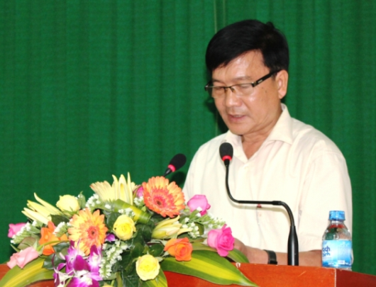 Đồng chí Trần Ngọc Căng - Phó Bí thư Thường trực Tỉnh ủy - Chủ tịch HĐND tỉnh nhận bàn giao nhiệm vụ từ đ/c Nguyễn Minh - nguyên Quyền Bí thư Tỉnh ủy