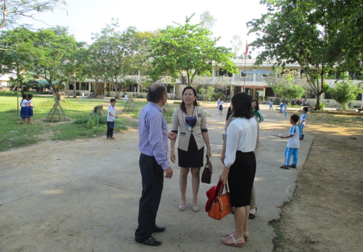 Ban Văn hóa - Xã hội khảo sát tình hình thực hiện Đề án phổ cập giáo dục mầm non cho trẻ em 5 tuổi và xây dựng trường đạt chuẩn quốc gia tại huyện Trà Bồng