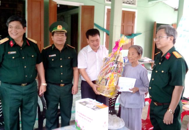 Trưởng đoàn đại biểu Quốc hội Quảng Ngãi thăm và tặng quà các gia đình có công cách mạng ở Lý Sơn