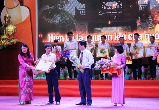 Lễ tuyên dương khen thưởng cho những học sinh đạt thành tích cao trong năm học 2014-2015.