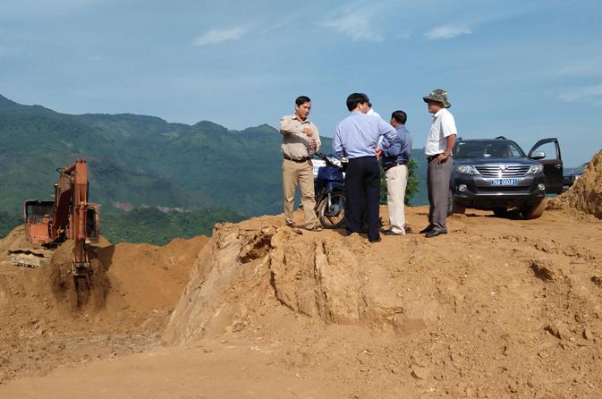 Đoàn khảo sát của Ban Dân tộc HĐND tỉnh làm việc với huyện Sơn Tây về tình hình thực hiện chính sách hỗ trợ di dân thực hiện định canh, định cư và tình hình thành lập trường Phổ thông dân tộc bán trú.