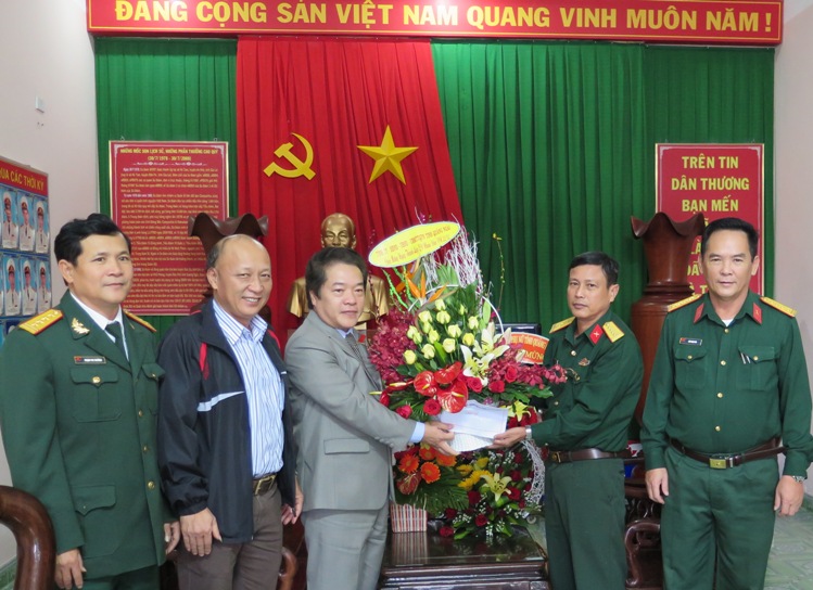 Lãnh đạo tỉnh thăm, tặng quà các đơn vị quân đội nhân kỷ nhiệm 71 năm Ngày thành lập Quân đội nhân dân Việt Nam (22/12/1944 – 22/12/2015)