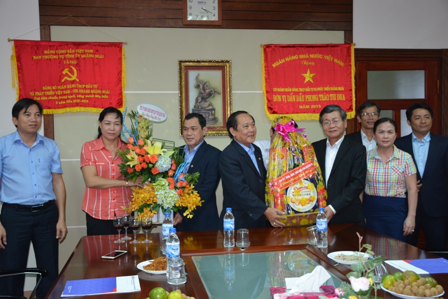 Lãnh đạo tỉnh thăm một số ngân hàng dịp cuối năm 2015