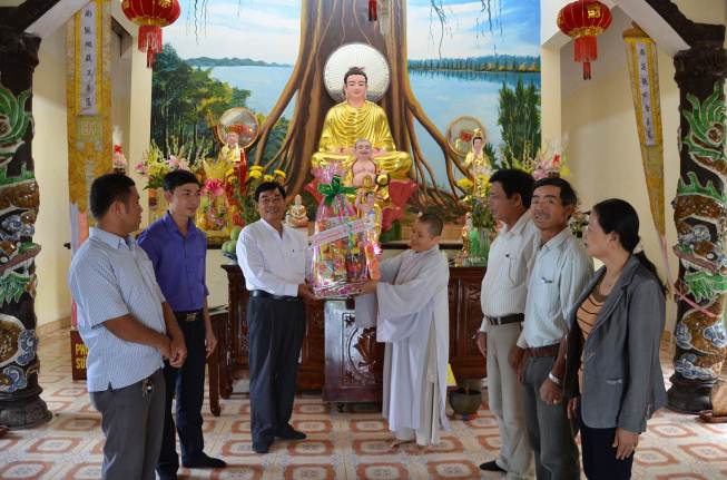 Sơn Tịnh thăm, tặng quà các Chùa nhân Đại lễ Phật đản 2016