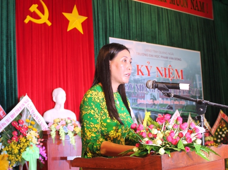 Chủ tịch HĐND tỉnh Bùi Thị Quỳnh Vân dự tọa đàm kỷ niệm 34 năm ngày Nhà giáo Việt Nam tại Trường Đại học Phạm Văn Đồng