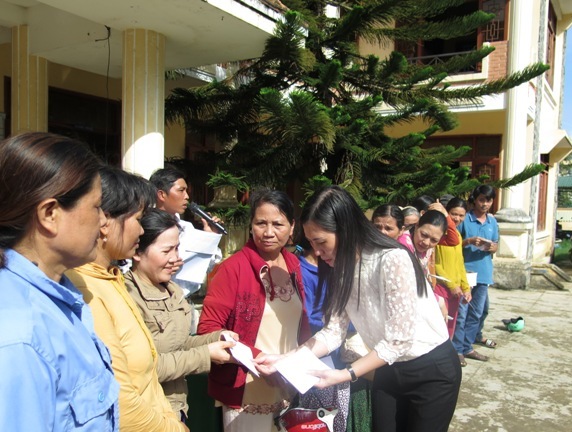 Thường trực HĐND tỉnh thăm tặng quà Tết cho các hộ nghèo tại xã Nghĩa Hiệp, huyện Tư Nghĩa
