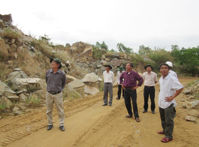 Đoàn giám sát của Thường trực HĐND tỉnh giám sát việc thực hiện các quy định của pháp luật về khai thác tài nguyên khoáng sản tại huyện Đức Phổ