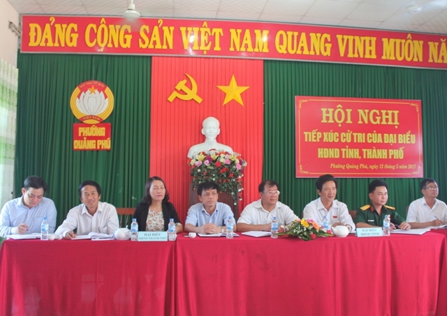 Tổ đại biểu Hội đồng nhân dân tỉnh tại TP Quảng Ngãi tiếp xúc cử tri tại  phường Quảng Phú.