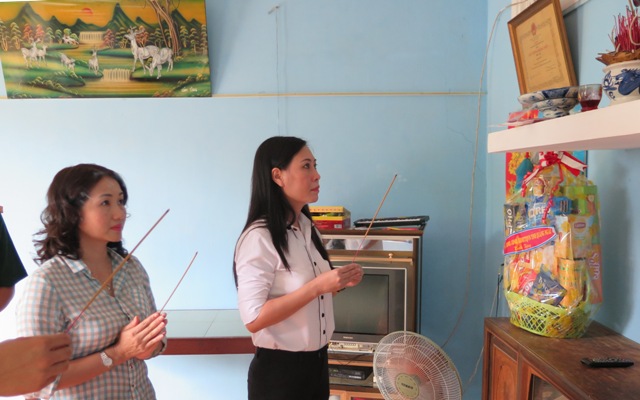 Chủ tịch HĐND tỉnh thăm, tặng quà các gia đình chính sách tại huyện Lý Sơn