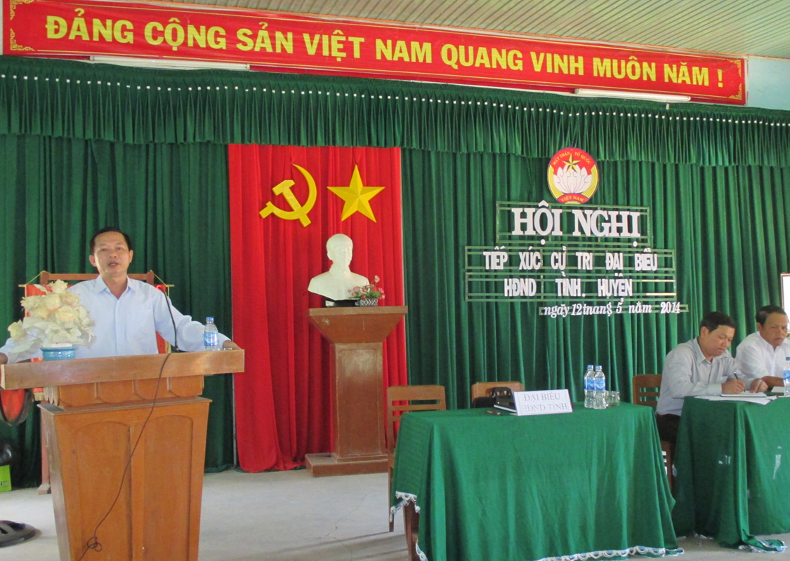 Đại biểu HĐND tỉnh tiếp xúc cử tri trước kỳ họp thường kỳ giữa năm 2014 tại xã Trà Tân, huyện Trà Bồng