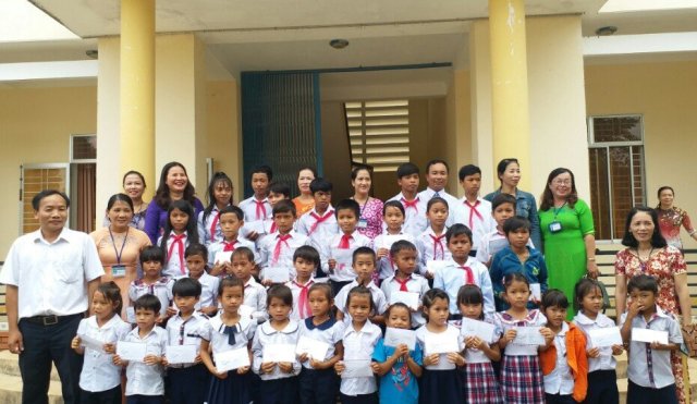 Trà Bồng: Ấm lòng những suất học bổng của gia đình nhà thơ Tế Hanh dành cho học sinh đồng bào dân tộc thiểu số