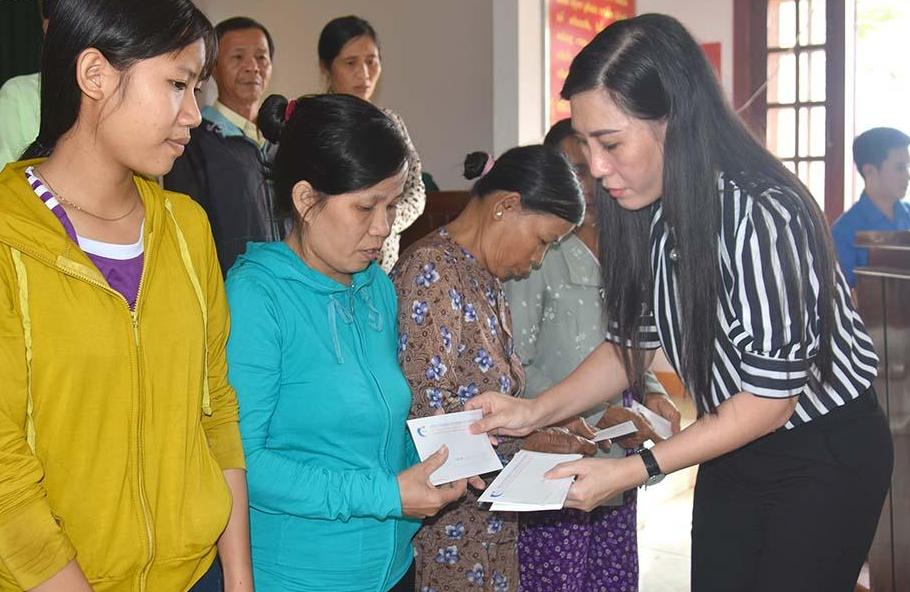 Chủ tịch HĐND tỉnh Bùi Thị Quỳnh Vân  trao tặng quà cho người dân vùng lũ