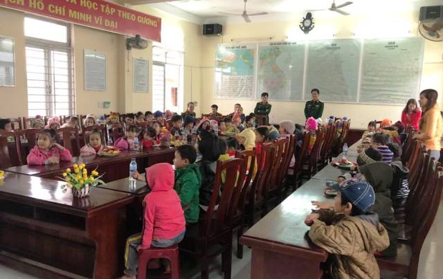 Trà Bồng: Cô và trò trường mầm non chúc mừng các chú bộ đội nhân ngày thành lập Quân đội nhân dân Việt Nam 22/12