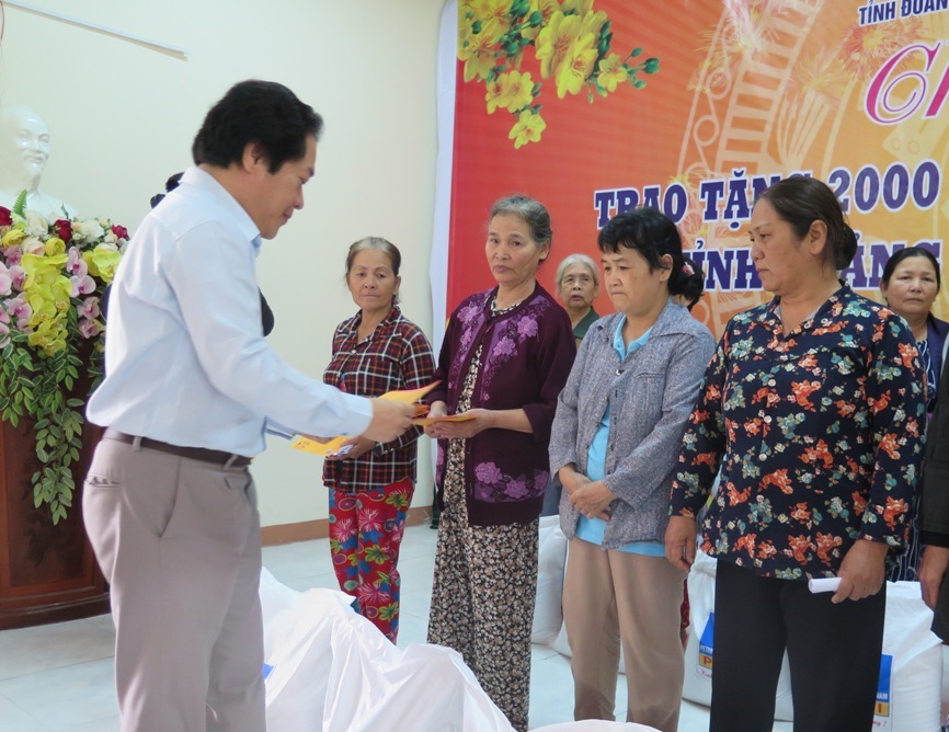 Thường trực HĐND tỉnh vận động 2.000 suất quà Tết cho người nghèo Quảng Ngãi