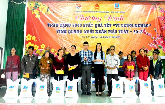 Chủ tịch HĐND tỉnh Bùi Thị Quỳnh Vân trao tặng quà Tết cho người nghèo ở huyện Mộ Đức