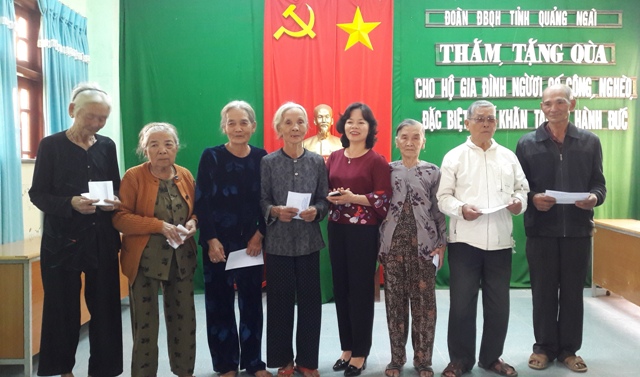 Đoàn đại biểu Quốc hội tỉnh Quảng Ngãi tặng quà tết cho người dân Nghĩa Hành