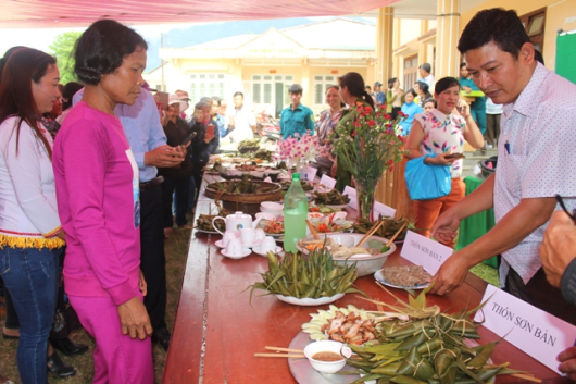 Trà Sơn: Tưng bừng hội thi gói bánh lá đót truyền thống của người Cor