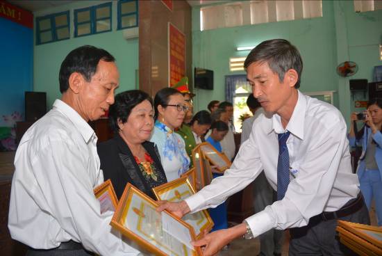 Trưởng Ban công tác Mặt trận tận tụy với công việc