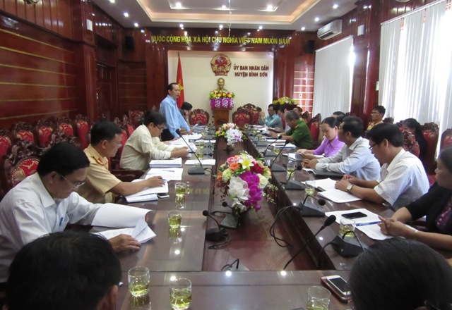 Đoàn giám sát Ban Pháp chế HĐND tỉnh giám sát việc chấp hành pháp luật trong công tác bảo đảm an toàn giao thông tại huyện Bình Sơn