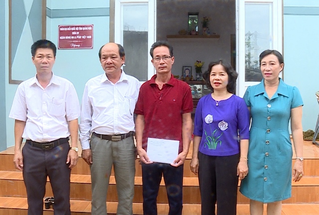 Đoàn đại biểu Quốc hội tỉnh Quảng Ngãi trao kinh phí hỗ trợ xây nhà Đại đoàn kết cho người nghèo Lý Sơn