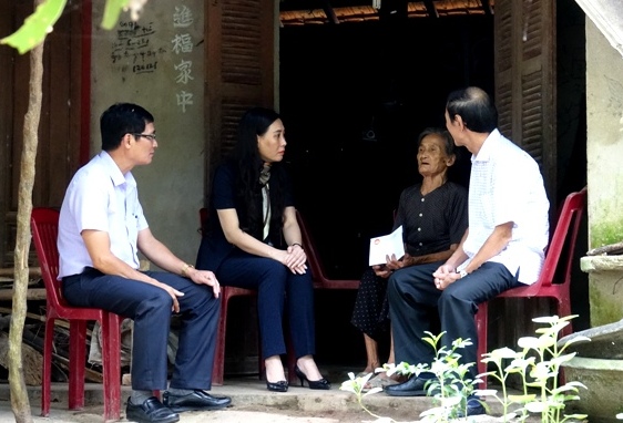 Chủ tịch HĐND tỉnh Bùi Thị Quỳnh Vân thăm tặng quà cho hộ nghèo ở huyện Trà Bồng