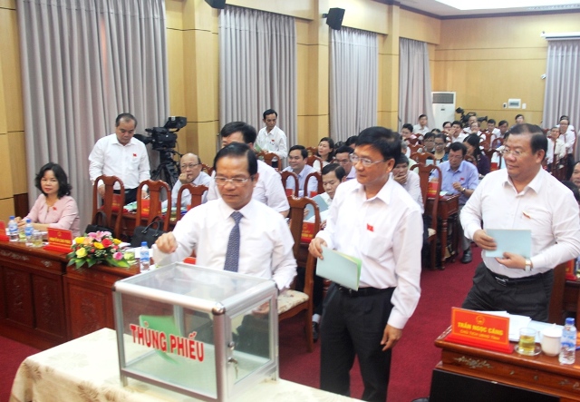 Hội đồng nhân dân tỉnh tổ chức lấy phiếu tín nhiệm đối với những người giữ chức vụ do HĐND tỉnh bầu.