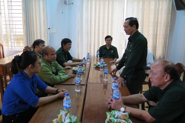 Hội Cựu chiến binh Văn phòng HĐND tỉnh thăm, tặng quà tại huyện Ba Tơ