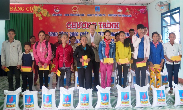 Thường trực HĐND tỉnh thăm, tặng quà tại huyện Tây Trà