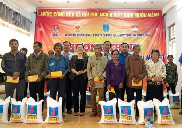 Phó Chủ tịch HĐND tỉnh Đinh Thị Hồng Minh thăm, tặng quà Tết tại huyện Minh Long