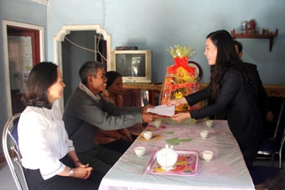 Chủ tịch HĐND tỉnh Bùi Thị Quỳnh Vân thăm, tặng quà, chúc Tết tại huyện Sơn Hà