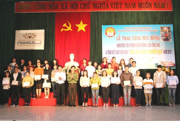 Trao học bổng khuyến tài Phạm Văn Đồng lần thứ 13 cho 278 sinh viên xuất sắc, giỏi trong 3 năm liên tiếp