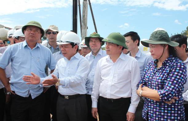 Bộ trưởng Bộ Giao thông vận tải kiểm tra hiện trường dự án Nâng cấp, mở rộng Quốc lộ 1A, đoạn qua địa bàn tỉnh Quảng Ngãi