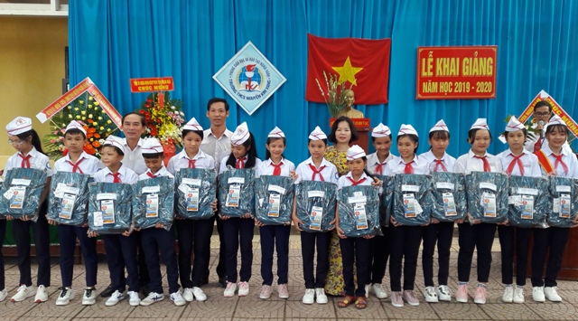 Phó trưởng đoàn chuyên trách Đoàn ĐBQH tỉnh Quảng Ngãi - Phạm Thị Thu Trang, dự lễ khai giảng năm học mới tại Trường THCS Nguyễn Kim Vang