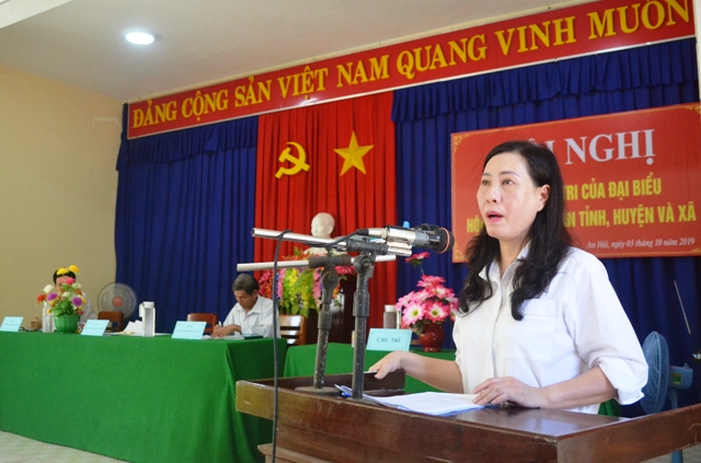 Chủ tịch HĐND tỉnh Bùi Thị Quỳnh Vân tiếp xúc cử tri tại Lý Sơn