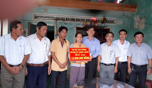 Chi bộ Văn phòng Huyện ủy Nghĩa Hành tặng quà cho hộ nghèo