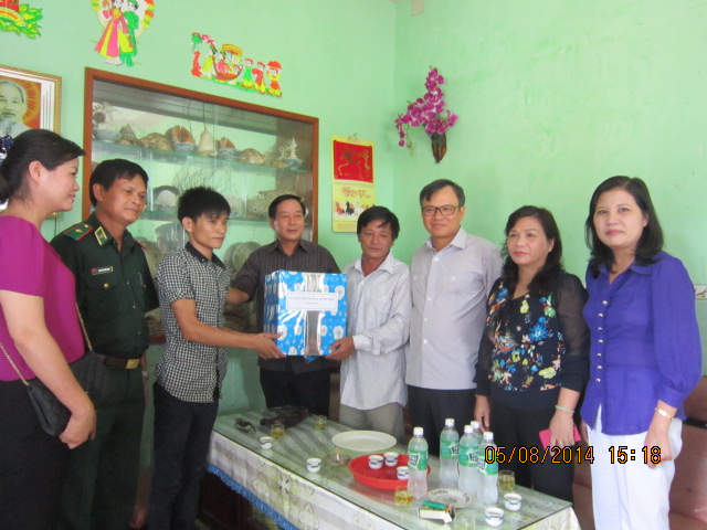 Đoàn công tác của Ủy ban đối ngoại của Quốc hội thăm, tặng quà một số ngư dân và thăm đồn biên phòng trên địa bàn tỉnh