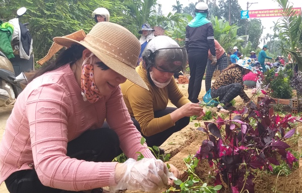 Hội LHPN huyện Nghĩa Hành trồng tuyến đường hoa chào mừng Đại hội đảng các cấp