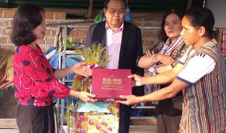 Lãnh đạo Đoàn ĐBQH tỉnh trao quà tặng của Ủy viên Bộ Chính trị, Phó Chủ tịch Quốc hội Tòng Thị Phóng cho nghệ nhân đàn V.ROOC Phạm Văn Sây