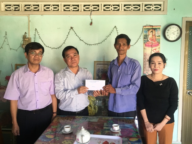 Thường trực Hội đồng nhân dân tỉnh thăm, tặng quà tại huyện Đức Phổ