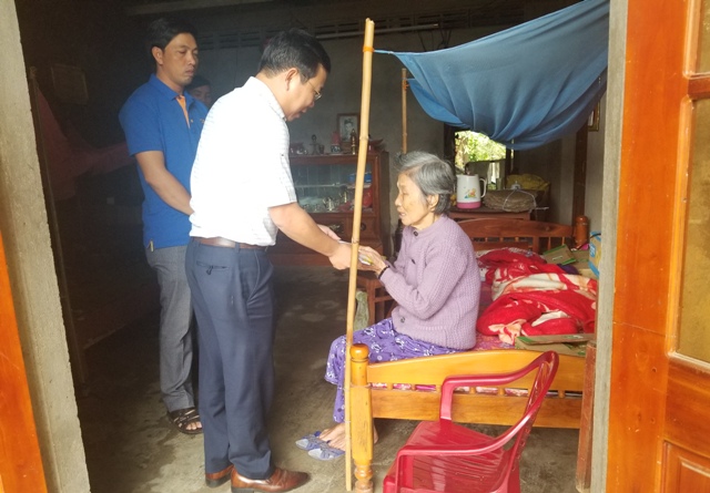 Chánh Văn phòng HĐND tỉnh thăm và tặng quà tết cho người có uy tín, người có công, hộ nghèo nhân dịp Tết nguyên đán canh tý 2020 tại huyện Nghĩa Hành