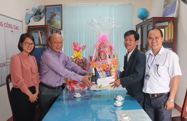 Thường trực HĐND tỉnh thăm, tặng quà Trung tâm Hỗ trợ phát triển giáo dục hòa nhập tỉnh nhân dịp Tết Canh Tý 2020