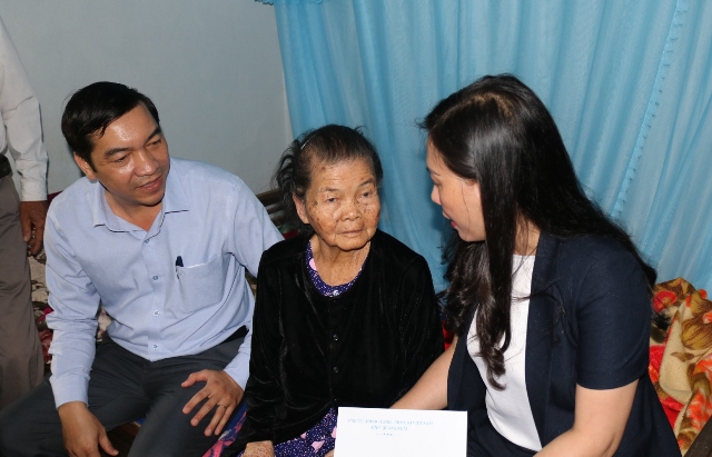 Phó Bí thư thường trực Tỉnh ủy - Chủ tịch HĐND tỉnh Bùi Thị Quỳnh Vân thăm, chúc Tết gia đình chính sách và hộ nghèo ở huyện Tư Nghĩa