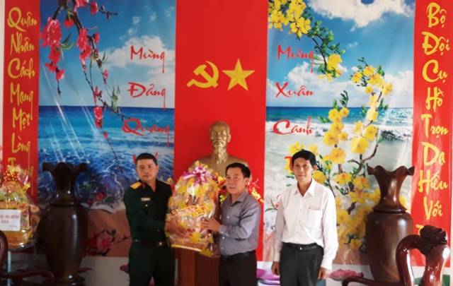 Phó Chủ tịch HĐND tỉnh Nguyễn Tấn Đức thăm, tặng quà Tết các đơn vị tại huyện đảo Lý Sơn