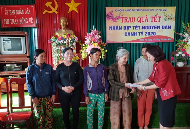 Tặng quà Tết cho gia đình có hoàn cảnh khó khăn trên địa bàn huyện Tư Nghĩa