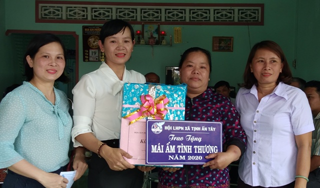 Hội phữ thành phố Quảng Ngãi bàn giao 3 ngôi nhà mái ấm tình thương cho hội viên nghèo