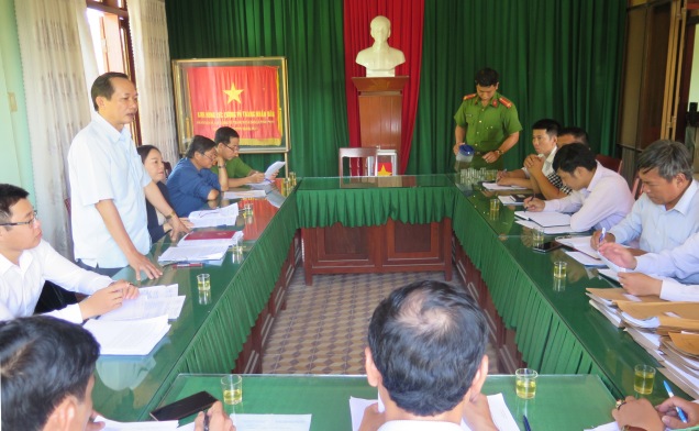 Đoàn giám sát của Ban pháp chế HĐND tỉnh giám sát tại xã Tịnh Phong