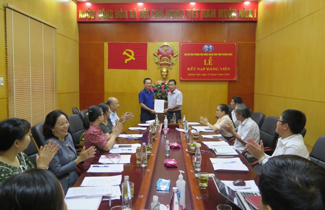 Chi bộ Văn phòng HĐND tỉnh làm lễ kết nạp đảng viên mới và tổ chức sinh hoạt, học tập, nghiên cứu Tư tưởng Hồ Chí Minh về Đại đoàn kết dân tộc.