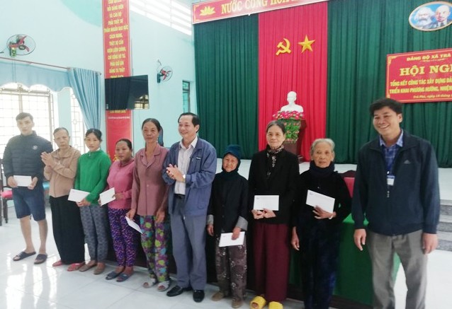 Thường trực HĐND tỉnh thăm, trao tặng 100 phần quà, chia sẻ khó khăn ở huyện Trà Bồng