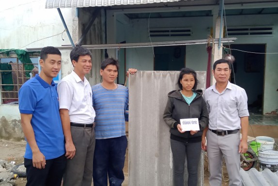 Đoàn đại biểu Quốc hội hỗ trợ Lý Sơn1 tỷ đồng khắc phục hậu quả thiên tai