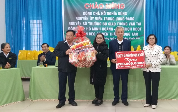 Đồng chí Hồ Nghĩa Dũng thăm và tặng quà trung tâm nuôi dạy trẻ khuyết tật Võ Hồng Sơn